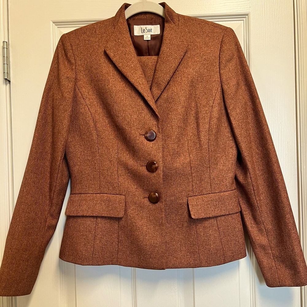Trendy 2pc skirt suit by Le Suit.